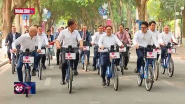 Thủ tướng Phạm Minh Chính và Thủ tướng Hà Lan cùng đạp xe dạo phố Hà Nội