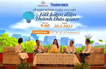Đại diện Ban tổ chức và các đại biểu trao đổi về việc tiết kiệm điện tại lễ phát động.
