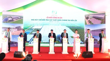 Các đại biểu ấn nút khởi công Dự án Nhà máy chế biến trái cây xuất khẩu Chánh Thu Đắk Lắk.