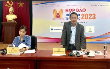 Phó Chủ tịch Thường trực Hội Nhà báo Việt Nam Nguyễn Đức Lợi và Phó ban Thường trực Ban tổ chức Hội Báo toàn quốc 2023 Lê Mỹ Ái Linh chủ trì họp báo.