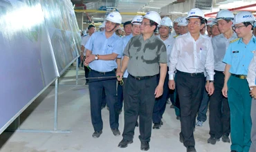 Thủ tướng Phạm Minh Chính nghe giới thiệu về các hạng mục của Nhà ga hành khách T3 đang được xây dựng.