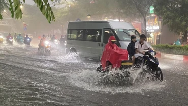 Mưa lớn gây ngập úng cục bộ trên phố Nguyễn Văn Cừ, quận Long Biên.
