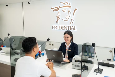 Nhân viên của Pruedential Việt Nam luôn nhiệt tình tư vấn cho khách hàng về các sản phẩm bảo hiểm.