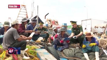 Bộ đội biên phòng đồng hành cùng ngư dân tháo gỡ thẻ vàng IUU