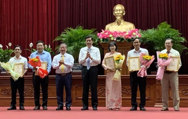 Lãnh đạo Thành ủy Cần Thơ trao giải A cho các tác giả.