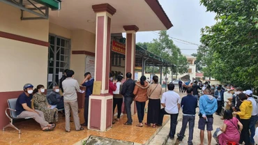 Có thời điểm người dân phải đứng xếp hàng từ lúc trời chưa sáng để được đăng ký làm thủ tục đất đai tại thành phố Gia Nghĩa, tỉnh Đắk Nông.