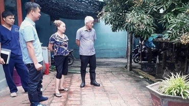 Đoàn công tác kiểm tra việc nuôi nhốt chó tại một hộ gia đình trên địa bàn xã Mê Linh (huyện Mê Linh, TP Hà Nội).