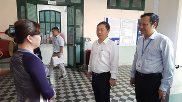 Phó Chủ tịch Ủy ban nhân dân Thành phố Hồ Chí Minh Dương Anh Đức kiểm tra tại điểm thi Trường trung học phổ thông Lê Quý Đôn, quận 3, Thành phố Hồ Chí Minh.