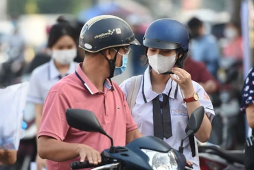 Phụ huynh đưa học sinh đến điểm thi tại thành phố Biên Hòa.