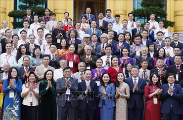 Chủ tịch nước Võ Văn Thưởng với các đại biểu tại buổi gặp mặt. (Ảnh: TTXVN)