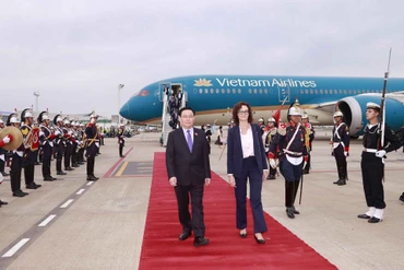 Lễ đón Chủ tịch Quốc hội Vương Đình Huệ tại sân bay quốc tế Ministro Pistarini (Ezeiza Airport) thủ đô Buenos Aires (Argentina). 