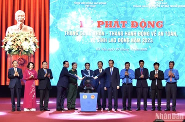 Thủ tướng Chính phủ cùng các đại biểu thực hiện nghi thức phát động Tháng Công nhân-Tháng hành động về an toàn vệ sinh lao động năm 2023.