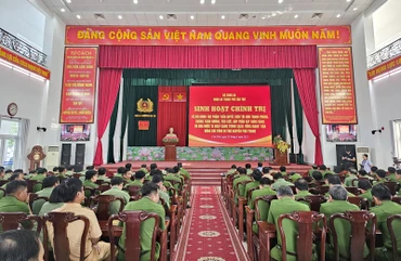  Quang cảnh buổi sinh hoạt chính trị.