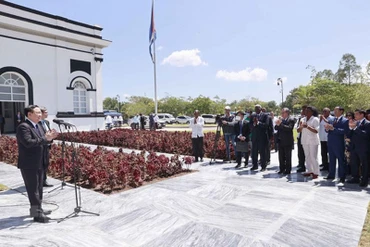 Chủ tịch Quốc hội Vương Đình Huệ phát biểu cảm tưởng tại Nghĩa trang tưởng niệm các Anh hùng vĩ đại của Cuba. (Ảnh: TTXVN)