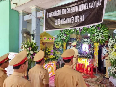Đoàn công tác Cục Cảnh sát giao thông viếng Thiếu tá Nguyễn Xuân Hào. 