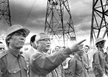 Thủ tướng Võ Văn Kiệt trong ngày hoàn thành đường dây tải điện 500 KV Bắc-Nam (tháng 5/1994). (Ảnh: Tuyengiao.vn)
