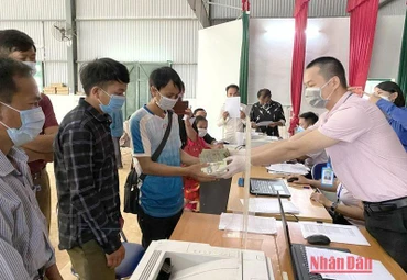 Chủ rừng ở Điện Biên nhận tiền dịch vụ môi trường rừng. (Ảnh tư liệu)