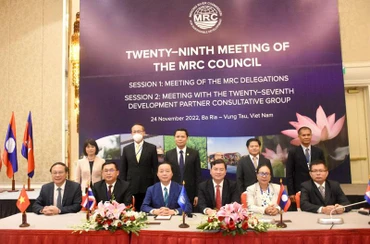 Các đại biểu, các bên đối tác dự phiên họp.