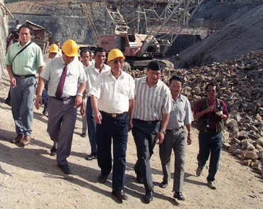 Sáng 14/11/1993, Thủ tướng Chính phủ Võ Văn Kiệt đến thăm và làm việc tại công trường xây dựng Nhà máy thủy điện Thác Mơ (Sông Bé). (Ảnh: Minh Đạo/TTXVN) 