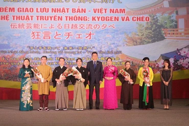 Lãnh đạo tỉnh Hà Nam tặng hoa cho các nghệ sĩ tại chương trình giao lưu.