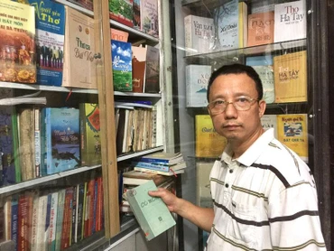 Anh Nguyễn Mạnh Hùng bên "kho sách" về văn hóa, văn học xứ Đoài.
