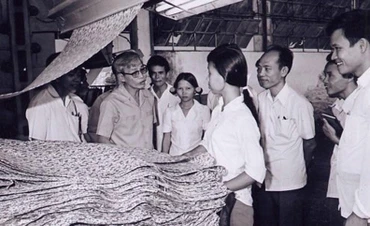 Bí thư Thành ủy TP Hồ Chí Minh Võ Văn Kiệt thăm Nhà máy dệt Việt Thắng. (Ảnh: tư liệu)