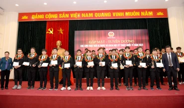 Bộ Giáo dục và Đào tạo khen thưởng các học sinh đoạt giải.