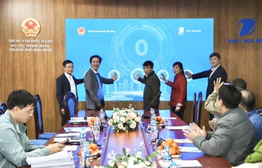 Lãnh đạo các sở, ngành, thành phố và VNPT Hòa Bình ấn nút khai trương Trung tâm điều hành đô thị thông minh.