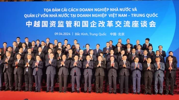 Chủ tịch Quốc hội Vương Đình Huệ chụp ảnh kỷ niệm với đại biểu Việt Nam và Trung Quốc dự Tọa đàm.