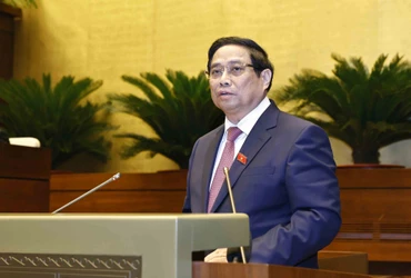 Thủ tướng Phạm Minh Chính trình bày Báo cáo kết quả thực hiện kế hoạch phát triển kinh tế-xã hội năm 2024, dự kiến kế hoạch phát triển kinh tế-xã hội năm 2025. Ảnh: Doãn Tấn - TTXVN