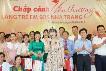 Nữ doanh nhân hát tặng các em ca khúc Tiếng hát giữa rừng Pác Bó - tưởng nhớ Bác kính yêu nhân ngày Độc lập.