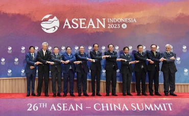 Các nhà Lãnh đạo ASEAN và Thủ tướng Trung Quốc Lý Cường chụp ảnh lưu niệm tại Hội nghị Cấp cao ASEAN - Trung Quốc lần thứ 26. (Ảnh: Tuấn Anh) 