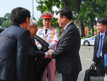 Chủ tịch Quốc hội Vương Đình Huệ chào mừng Chủ tịch Thượng viện Nhật Bản Otsuji Hidehisa. 
