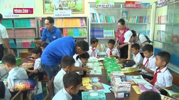 Tặng tủ sách cho học sinh dân tộc thiểu số vùng khó khăn ở Đắk Lắk