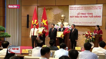 Trao tặng Huy hiệu 40 năm tuổi Đảng cho hai Phó Chủ tịch Quốc hội