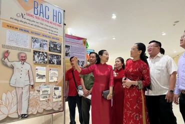 Các đại biểu tham quan các ấn phẩm trong phần thi thiết kế ấn phẩm.