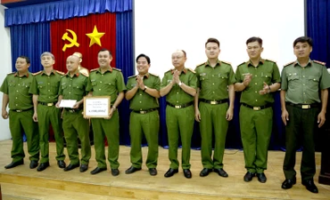 Đại tá Trần Văn Chính, Phó Giám đốc, Thủ trưởng Cơ quan Cảnh sát điều tra Công an tỉnh Bình Dương (thứ 4 từ phải sang) biểu dương, khen thưởng Ban chuyên án.
