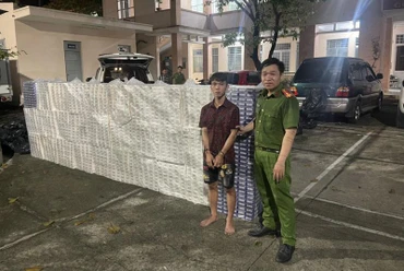 Số lượng lớn thuốc lá điếu ngoại nhập lậu do hai đối tượng vận chuyển.
