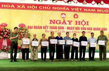 Thượng tướng Lương Tam Quang tặng quà cho các gia đình chính sách tại thôn Yến Đô, xã Tân Việt, huyện Yên Mỹ, tỉnh Hưng Yên.