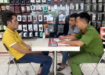 Cán bộ công an lấy lời khai Lê Phan Anh Thuận.