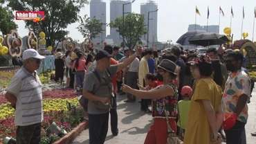 Người dân TP Hồ Chí Minh háo hức du xuân ngày đầu năm mới