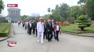 Các đại biểu quốc tế vào Lăng viếng Chủ tịch Hồ Chí Minh