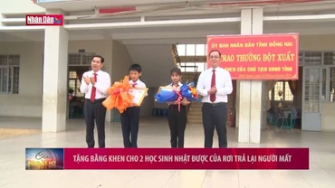 Tặng bằng khen cho 2 học sinh nhặt được của rơi trả lại người mất