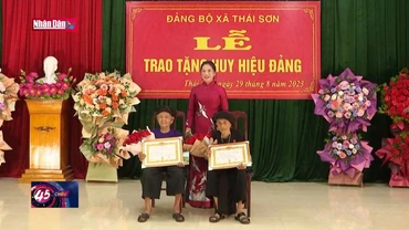 Tuyên Quang trao tặng và truy tặng Huy hiệu Đảng cho đảng viên dịp 2-9