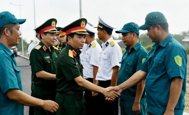 Trung tướng Nguyễn Doãn Anh gặp gỡ Hải đội dân quân thường trực tỉnh Kiên Giang. (Ảnh: PHƯƠNG VŨ)