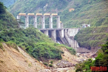 Nhà máy thủy điện Tả Thàng do Công ty cổ phần điện Viettracimex Lào Cai đầu tư và quản lý, hoạt động từ năm 2013 đến nay vẫn chưa khắc phục vi phạm về môi trường.
