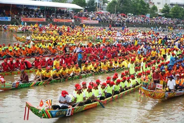Đua ghe ngo là điểm nhấn trong khuôn khổ Ngày hội văn hóa, thể thao và du lịch đồng bào Khmer Nam Bộ.