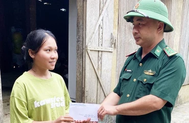 Trung tá Phạm Xuân Ninh, Chính trị viên phó Đồn Biên phòng Cà Xèng động viên, tặng quà cho Cao Thị Hằng trước ngày nhập học tại Huế.