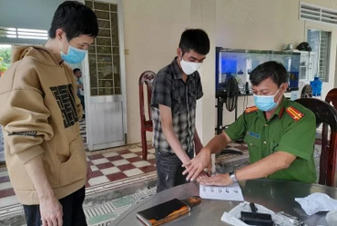 Lực lượng Công an lấy dấu vân tay và làm lại hồ sơ cho những người bị mất giấy tờ tùy thân.