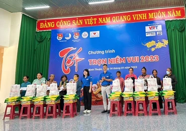 Đại diện Ban tổ chức và đơn vị đồng hành trao tặng quà Tết đến đồng bào dân tộc thiểu số huyện Tuy Phong, tỉnh Bình Thuận.
